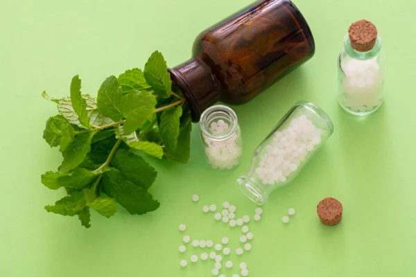 Homeopatía, frascos, glóbulos.